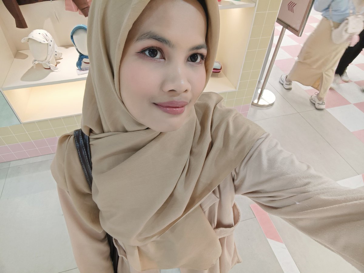 Lyy_93's tweet photo. secantik, seimut, dan se Maashaallah ini jomblo, sayangg bngttttt. https://t.co/EfqyplILjR