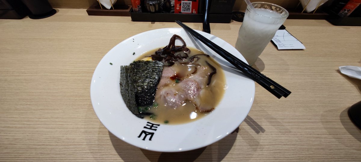 preliangelo's tweet photo. Late-night ramen at 2AM — warm broth, springy noodles, and that quiet glow that only a 24/7 small spot can give. No rush, just a bowl of simple comfort. https://t.co/RUraep4pqz