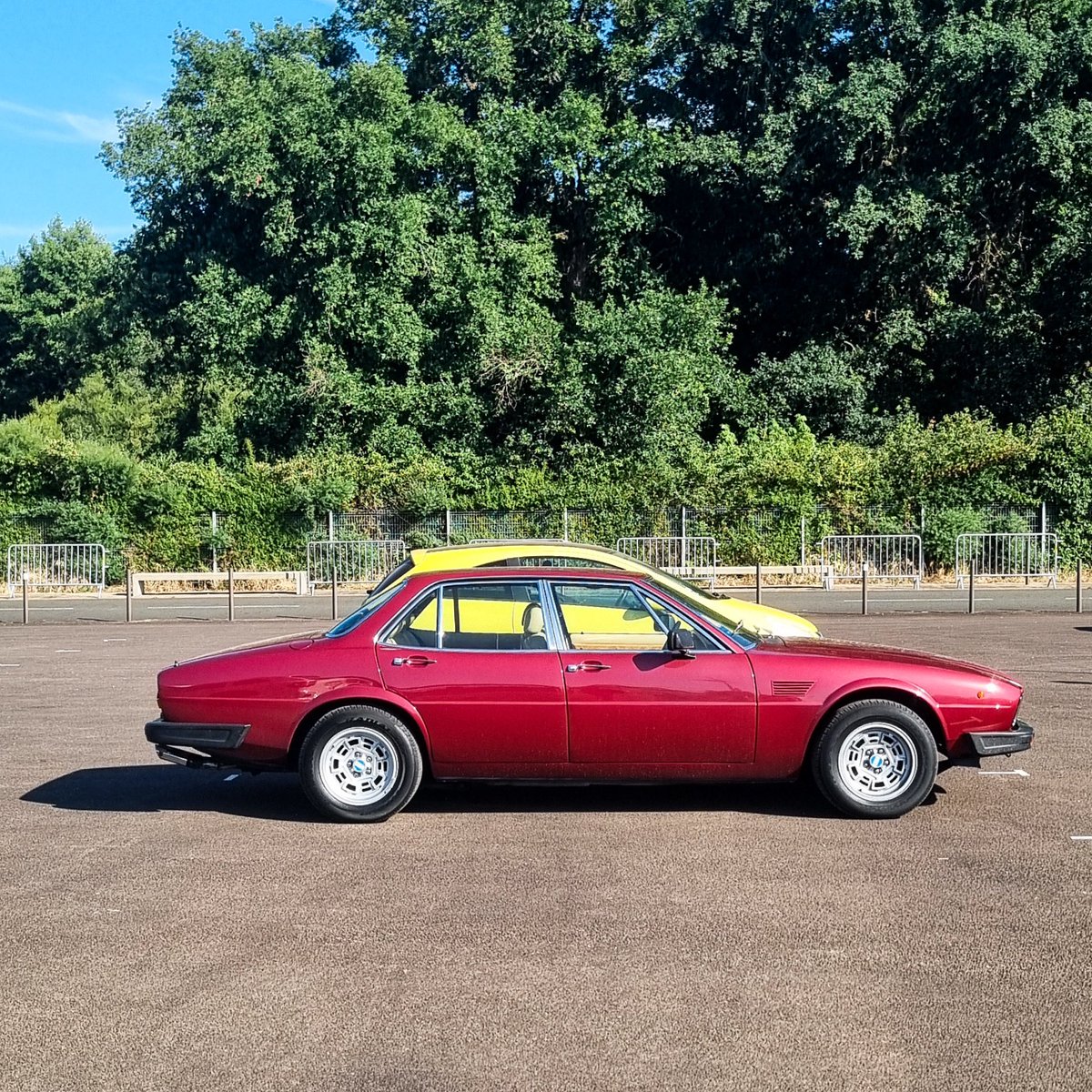 DeadCarWalking's tweet photo. Italian styling with raw American muscle.
De Tomaso Deauville (Series 1, 1970-4) spotted at Le Mans Classic.
#DeTomaso #DeTomasoDeauville #LeMansClassic #ASundayCarPic https://t.co/4MZUflcccH
