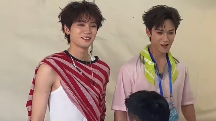 jooonyiie's tweet photo. li yunrui ijboling after zhou yiran casually said hes his father 😭😭 https://t.co/nuMjER6usp