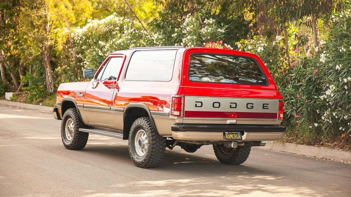 Lonso0's tweet photo. Que ganotas de despertar en los 90s y tener el dinero suficiente para ir a un distribuidor Chrysler a comprar una Dodge Ram Charger 😎😎 https://t.co/HuM7fdBVtc
