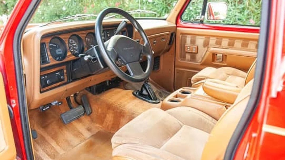 Lonso0's tweet photo. Que ganotas de despertar en los 90s y tener el dinero suficiente para ir a un distribuidor Chrysler a comprar una Dodge Ram Charger 😎😎 https://t.co/HuM7fdBVtc