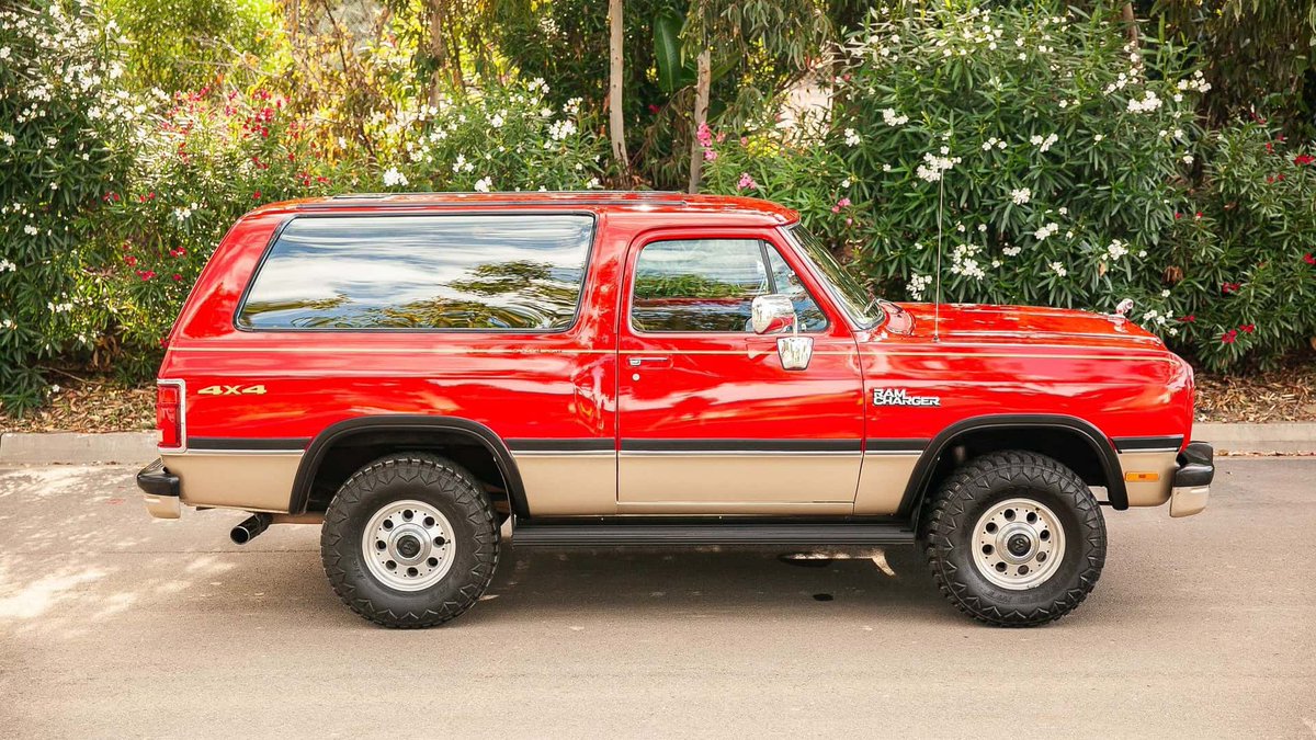 Lonso0's tweet photo. Que ganotas de despertar en los 90s y tener el dinero suficiente para ir a un distribuidor Chrysler a comprar una Dodge Ram Charger 😎😎 https://t.co/HuM7fdBVtc