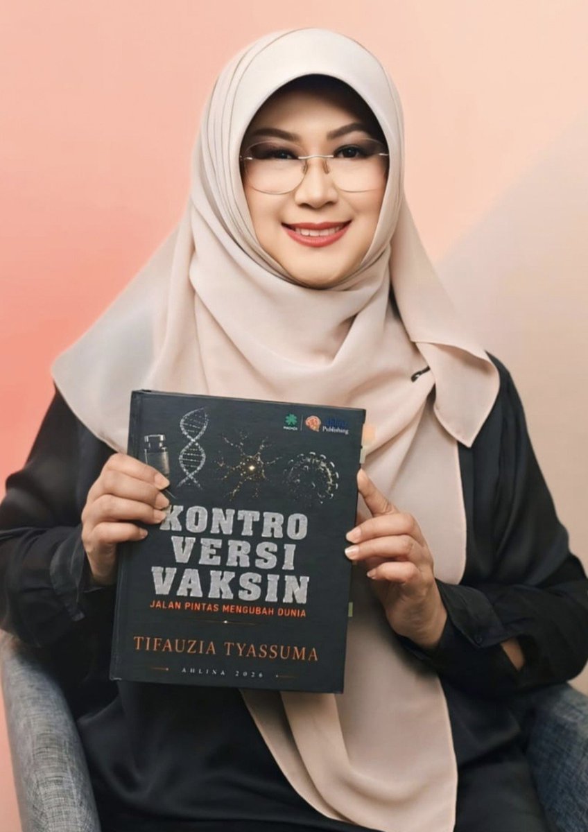 DokterTifa's tweet photo. HIJRAH DARI SATU PERJUANGAN KE PERJUANGAN BERIKUTNYA

Perintah Allah SWT

Fa idza faraqta fanshab
Wa ila rabbika farghab

Tepat setahun lalu, ulang tahun Indonesia ke 80, 17 Agustus 2025 

Saya, bersama Roy Suryo mempersembahkan hadiah kepada Republik tercinta ini, buku kumpulan penelitian kami tentang polemik Ijazah Joko Widodo, buku JOKOWI'S WHITE PAPER. 
Buku yang oleh Ilmuwan IT terkemuka, Dr Ridho Rahmadi, dia nyatakan sebagai buku berkualitas kelas dunia. 

Kini, menjelang Ulang Tahun ke 81 Indonesia, saya memberikan hadiah buku tak kalah dahsyat, KONTROVERSI VAKSIN. 

Jika buku Jokowi's White Paper membongkar rahasia, pertanyaan, polemik, sekaligus kontroversi tentang Ijazah

Maka buku Kontroversi Vaksin, membongkar rahasia, pertanyaan, polemik, sekaligus kontroversi tentang Vaksin. 

Pertarungan lokal meluas menjadi pertarungan global. 

Apalagi, buku Kontroversi Vaksin disiapkan  dalam dua versi: bahasa Indonesia dan English. 

Ancaman marwah dan kehormatan negara pada soal Ijazah

Keselamatan dan kelangsungan hidup umat manusia pada soal Vaksin. 

Ini soal amanah bukan soal pilihan. 

Seorang Pejuang tak boleh memilih. Adanya dia selalu siap. 
Ketika panggilan datang, maka dia akan berkata: 
"Siap.. InsyaAllah.. Laa haula wala quwwata ila billah'