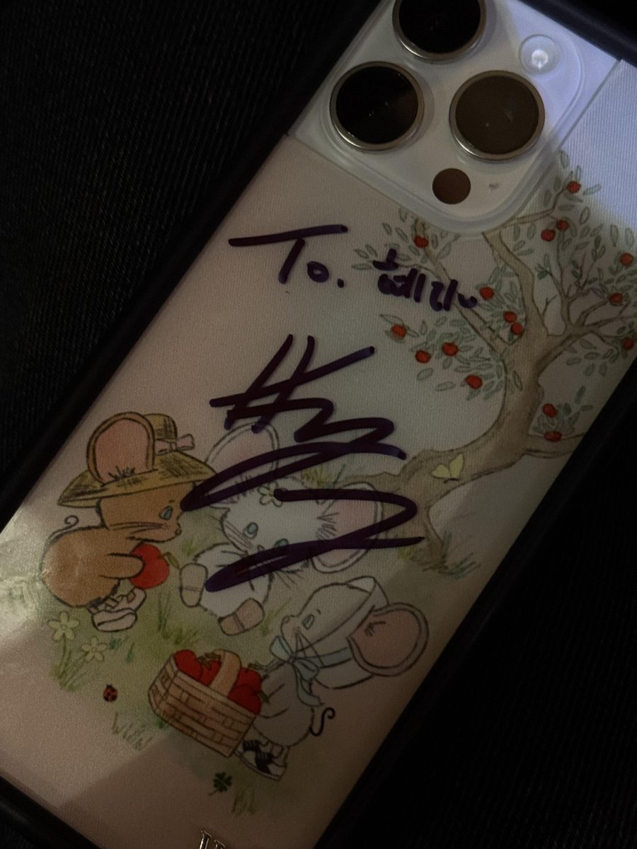 yawnjjuniiee's tweet photo. a moa bumped into yeonjun yesterday in ktown, new york and got a sign on her phone case 🤍 https://t.co/wSDFWxAJ3V