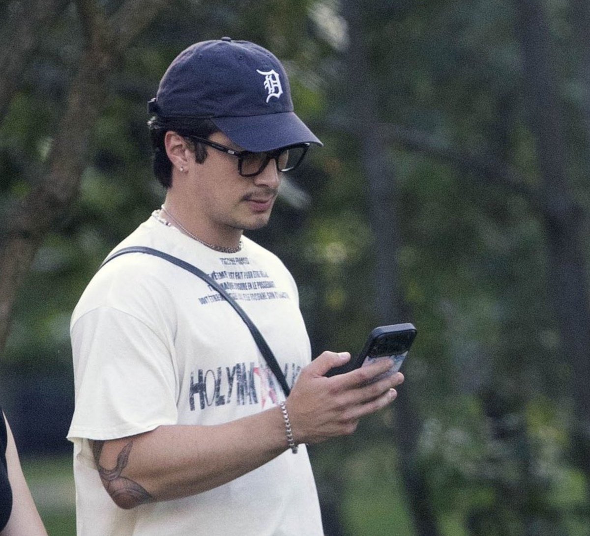hollanovluvr's tweet photo. suddenly his phone was in sight😭 https://t.co/1S9nvRqmfQ