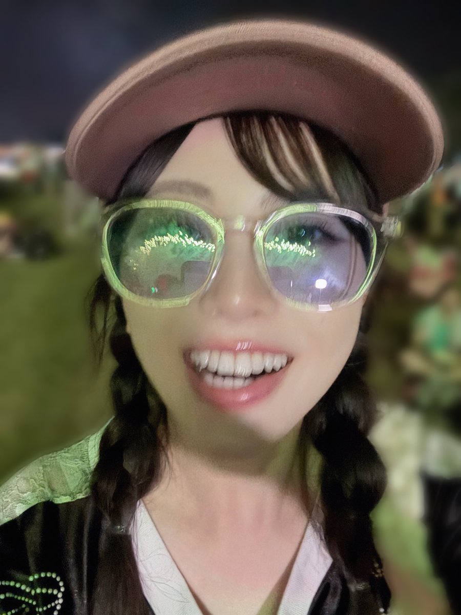 0927_yuina's tweet photo. 花火きれーーい！！！って写真撮ってたら、
なんか1枚自分写ってた…(笑)

めっちゃ楽しそう😂😂😂 https://t.co/ZCByYIWsSq