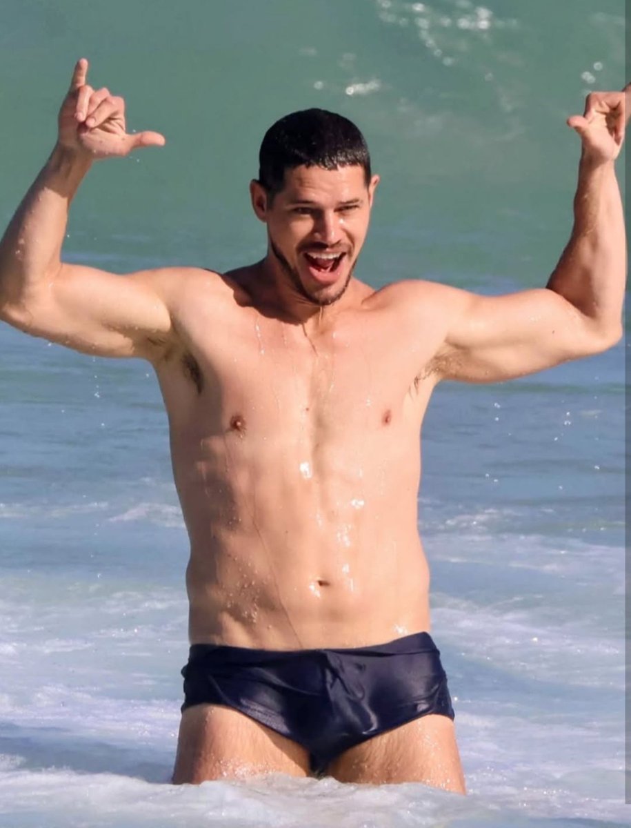pirigosaa's tweet photo. 🐍 GATO: SEXTOU COM S DE SAÚDE! 🔥 José Loreto foi flagrado renovando o bronzeado e pedalando na praia hoje. O ator de 'Quem Ama Cuida' mostrou que o shape tá super em dia. Quem aí queria tá dividindo esse açaí com ele? 👀 Hein? #JoseLoreto #Famosos #Fofoca https://t.co/qE6hjpokAb