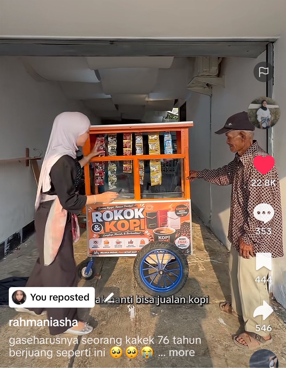 awaaannnn__'s tweet photo. guys adakah yang tinggal disekitar jalan Holis deket alfamart kota bandung? kalau kalian liat kakek ini, tolong larisin dagangannya ya guys. beliau awalnya jualan balon sampe tiduran gitu, trus dibantu sama kakak ini bikinin gerobak karna beliau mau jualan kopi. kemungkinan isi dagangannya baru sedikit karna beliau gapunya modal. kalau kalian ketemu kakeknya tolong larisin yaa guys 🥹