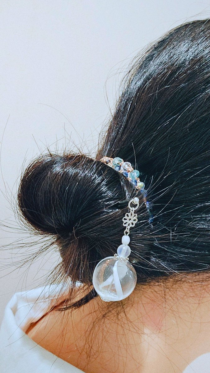 acha_g9's tweet photo. Ladenさんの｢夏香水のかんざし｣さん,まーじでめちゃめちゃ可愛すぎて好なんだよなぁ～～～うちのヘアカフスと着用コラボしていただいた時のお写真あるんだけど最強可愛いので自慢させてね！！！！ https://t.co/yZbLNeZR5w