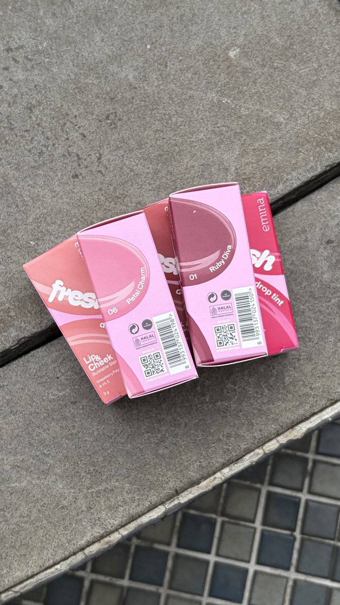 Azhrdhv's tweet photo. Reveal Emina shade 01/06, beli 1 dapat free cushion plus sun battle jelly stain, total empat produk murah. https://t.co/x0iztofMlA