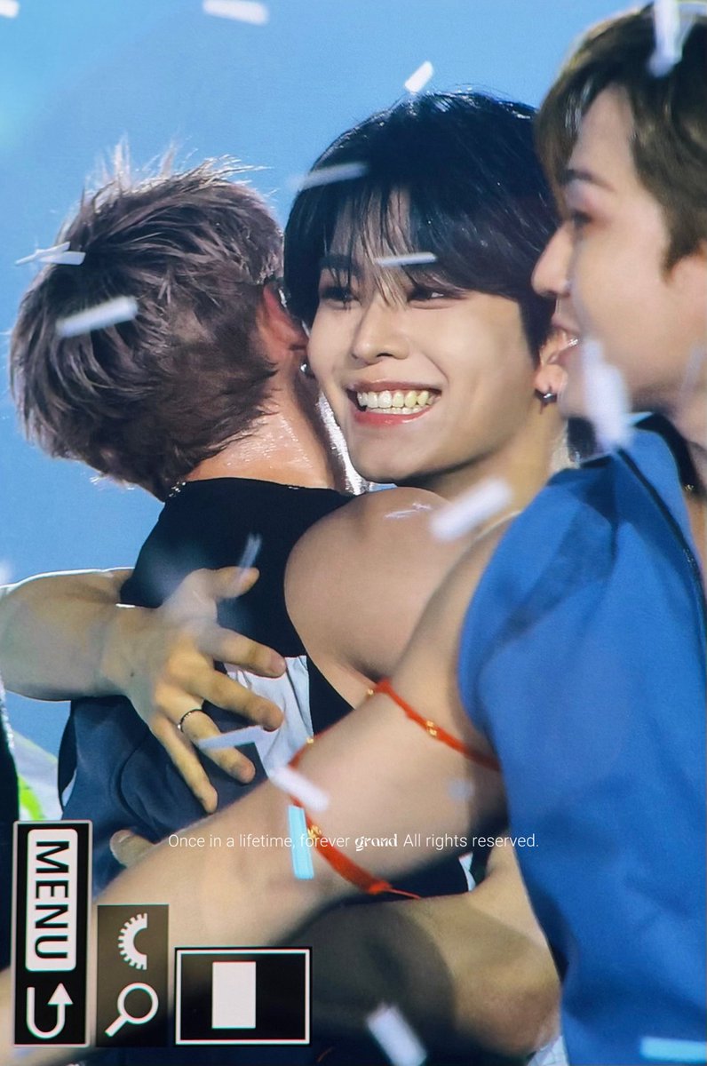 youtiful_chan's tweet photo. 🗣 오늘 넘 감동 받았어ㅠㅠ 어릴때 항상 스키즈 선배님이랑 같은 무대에 서고싶었는데 오늘 드디어 그 꿈이 이루어졌네🥲 찬 형이 이제 같은 무대에 섰으니까 같이 무대해야지라고 했어요😭

씬롱 hbn 버블.

찬이가 이제 같은 무대에 섰으니까 같이 무대하자고 했대. 사랑둥이🥹 https://t.co/G1gWr7mmeO