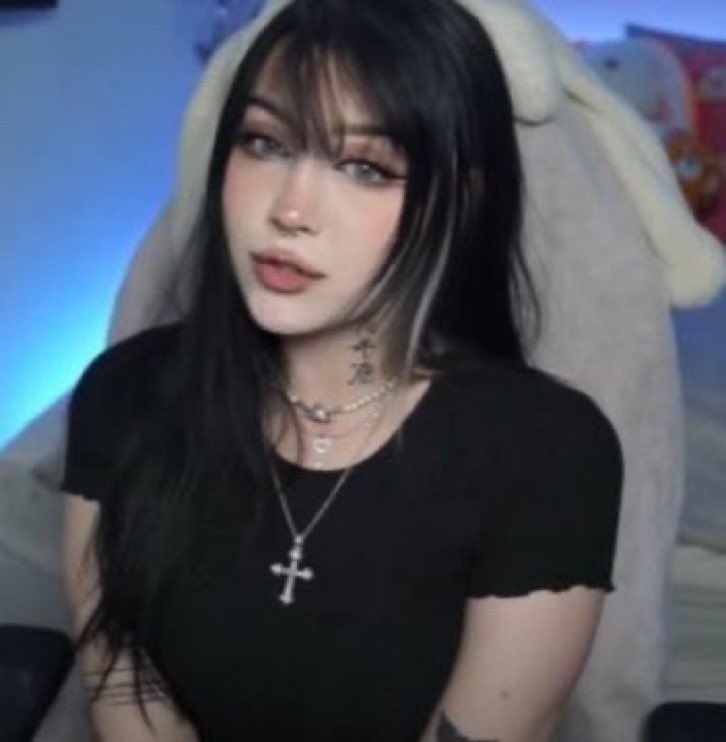 paaiinnnn's tweet photo. at this point, makeup should be illegal https://t.co/nH8qwtkV3H