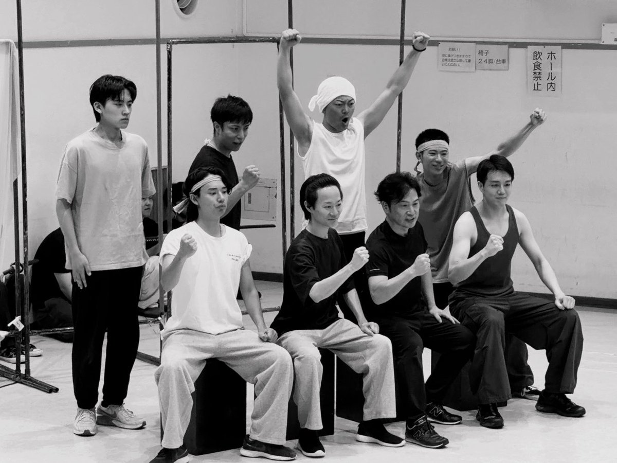 nagarerukumoyo6's tweet photo. 長崎に原子爆弾が投下された日。

11時02分。
稽古が始まる前に、みんなで黙祷を捧げました。

あの日を生きた人々が見た景色、
抱いた想い、守りたかったもの。

その一つひとつに想いを寄せながら、
どうか、平和がこれからも続きますように。🕊️

そして今日も、通し稽古。

通し稽古を重ねる中で見えてくること、
新たに向き合うべき課題。

この作品を通して、
私たちは何を伝え、何を未来へ残していけるのか。

チケットご予約お待ちしています。

#流れる雲よ2026