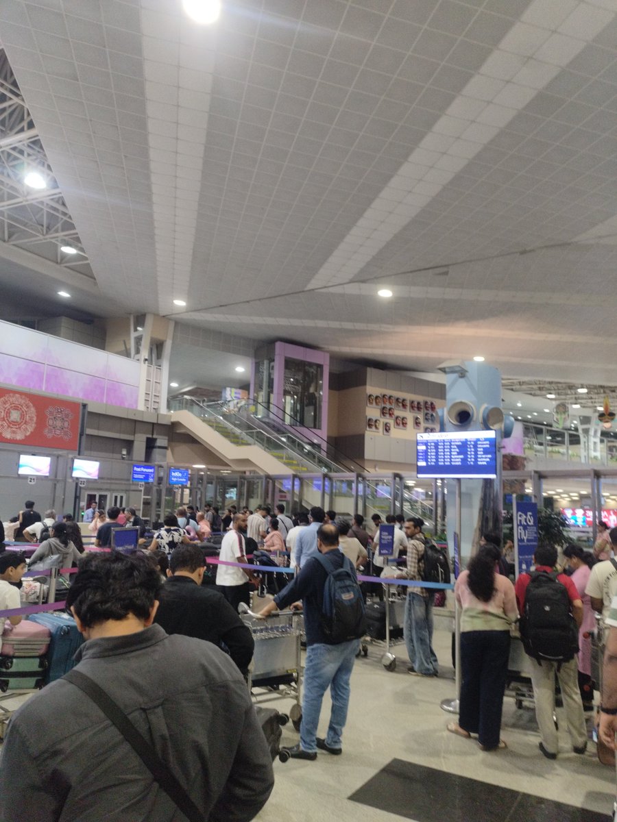 mithunkrishnan9's tweet photo. @IndiGo6E It's been more than 30mins now, still waiting at least 60-80 people in my front. https://t.co/2rQoFY6Jnu