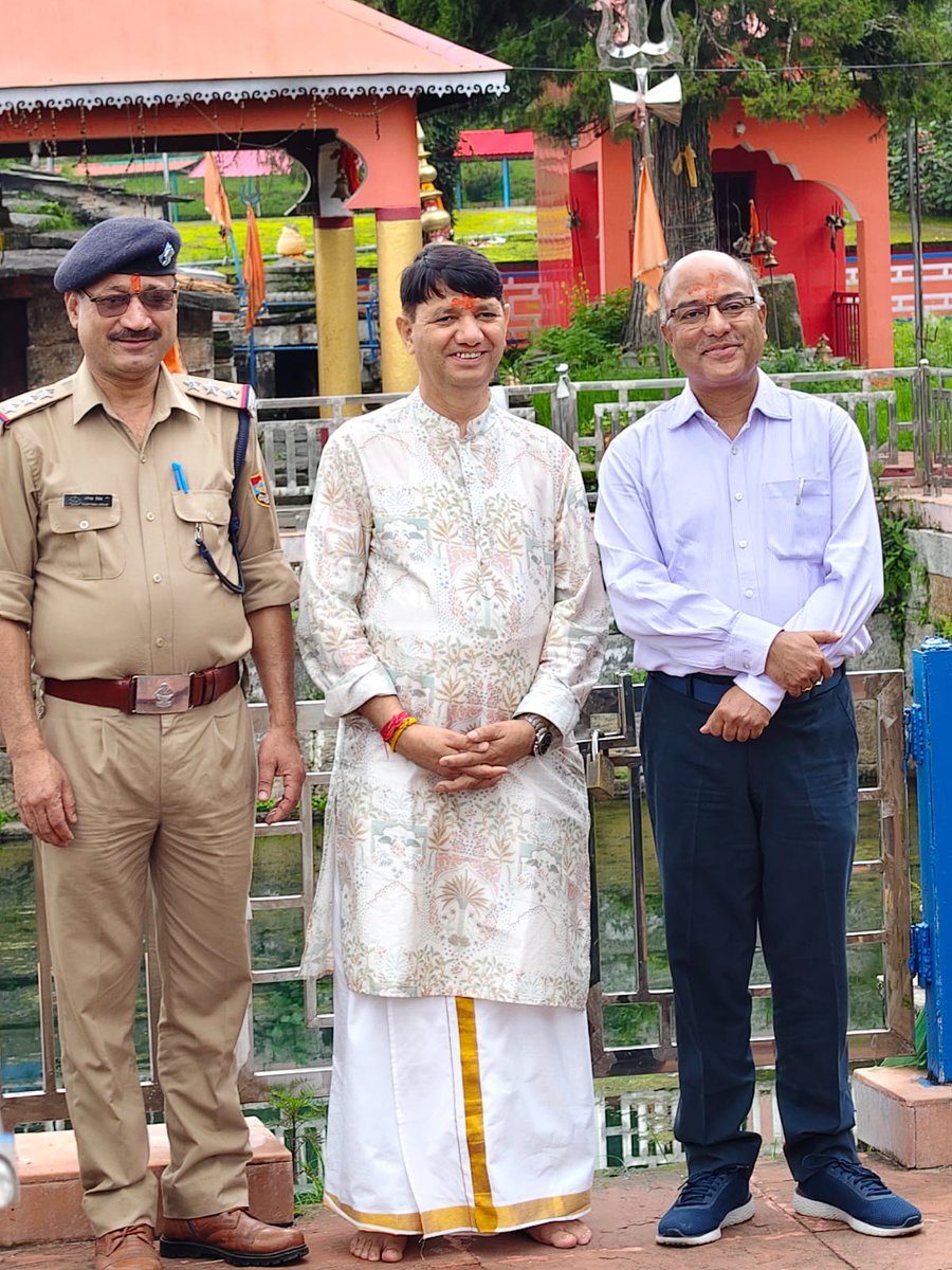 chamolipolice's tweet photo. सावन के अंतिम सोमवार से पहले बैरासकुंड महोदव मन्दिर पहुँचे एसपी चमोली

मंदिर में पूजा-अर्चना कर लिया व्यवस्थाओं का जायजा, स्थानीय लोगों और श्रद्धालुओं से किया संवाद

कांवड़ियों की भारी आवाजाही के बीच हाईवे व्यवस्था का लिया जायजा,यातायात नियमों के उल्लंघन पर कार्रवाई के निर्देश https://t.co/hKsTlZKAV7