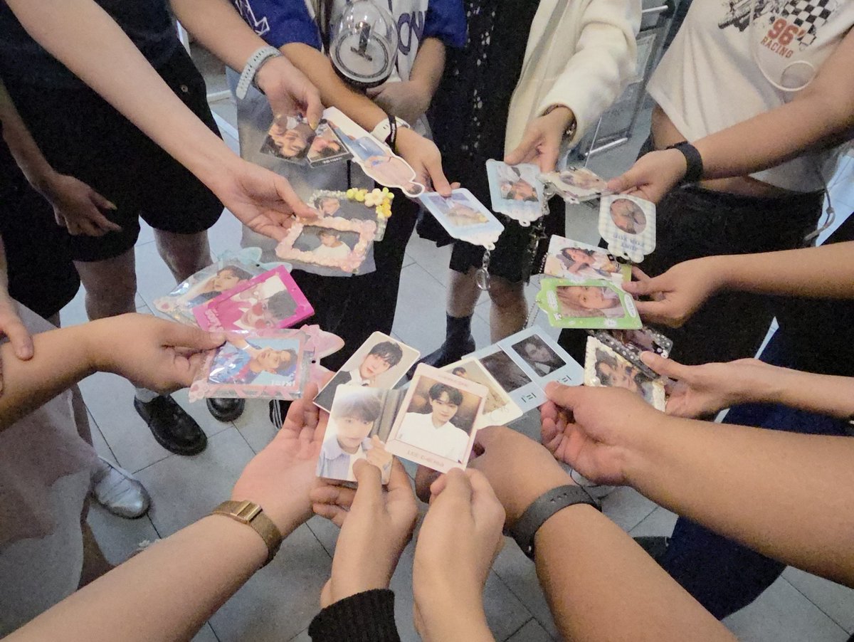 stan_mywannaone's tweet photo. crazy how it’s my first time attending a wanna one event like this and interacting with wannables, yet it felt so comfortable, like home. maybe it’s because i’m surrounded by people who love them as much as i do. 

we always remember you @WannaOne_twt !
#SpringBreezeWeMeetAgain https://t.co/LSkUb6cGy0