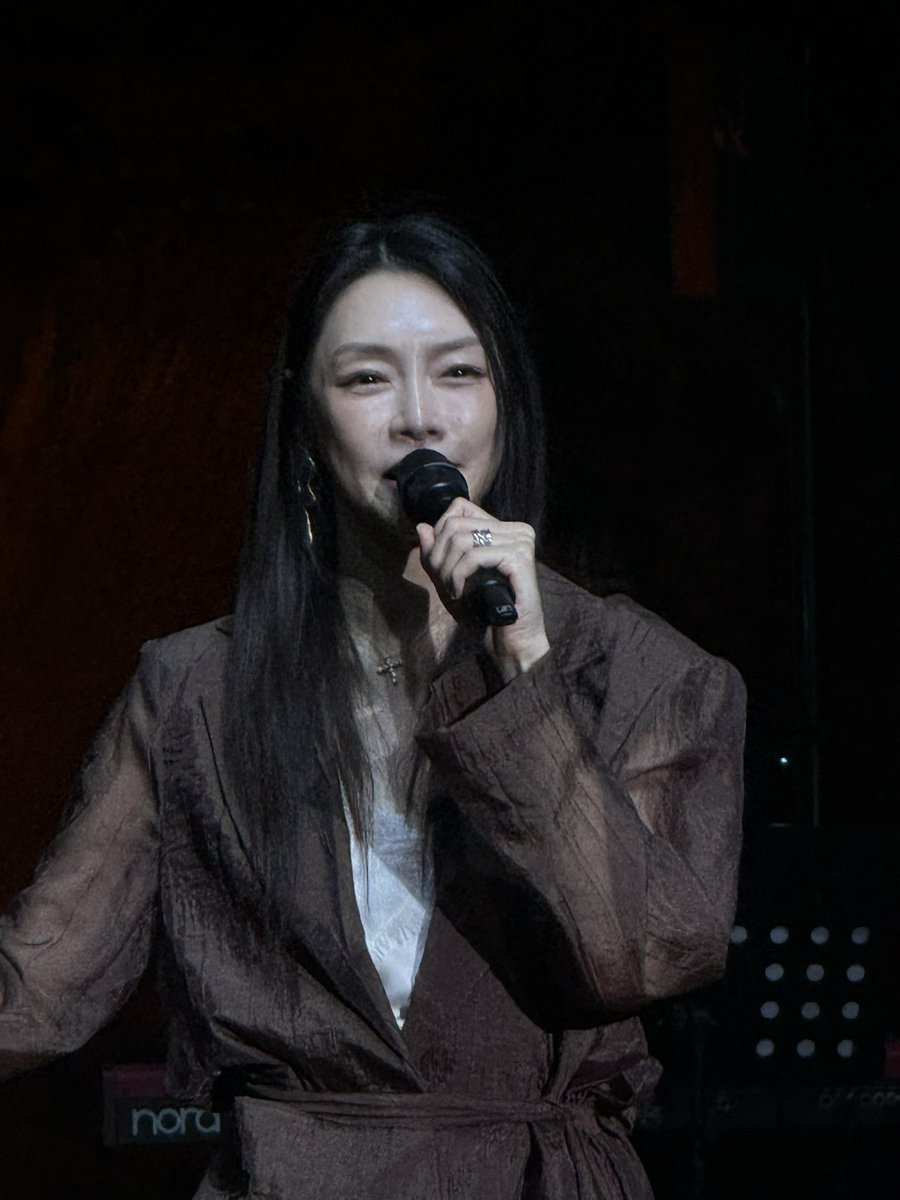 ehyoun1014's tweet photo. 언니가 나는 나비 곡소개할때
우리를 불꽃나비를 언급할때

그 눈속에 넘쳐나던 사랑의 빛이 너무 찬란해서,
순간 눈시울이 뜨거워질 만큼 너무 울컥해서,
정말 온 우주라도 통째로 언니 품에 쥐여주고 싶었어 https://t.co/B1lcTk2t8C