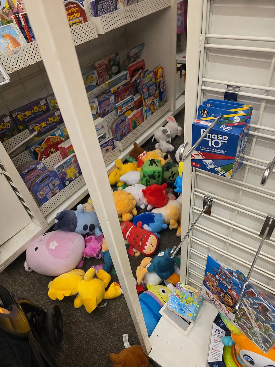 ShifuBDF59's tweet photo. @Kohls in Grove City, OH is the messiest Kohls I've ever been to. Can blame kids but they just opened. https://t.co/pxZrFO5Wm8