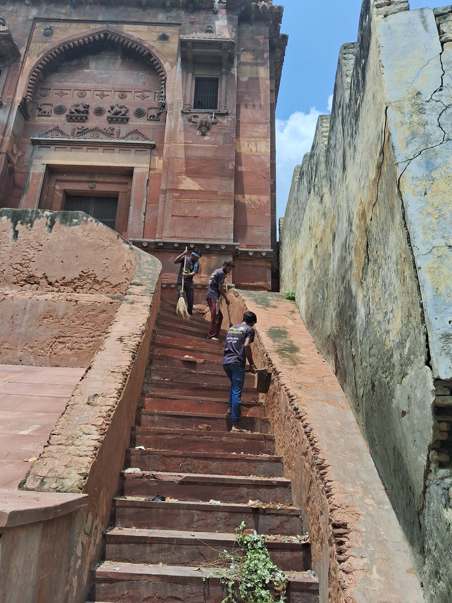 FVrindavan's tweet photo. Friends of Vrindavan undertook a cleanliness drive at the ancient Madan Mohan Temple, helping restore dignity and cleanliness to one of Vrindavan’s precious heritage monuments. https://t.co/gswYj6XrG4