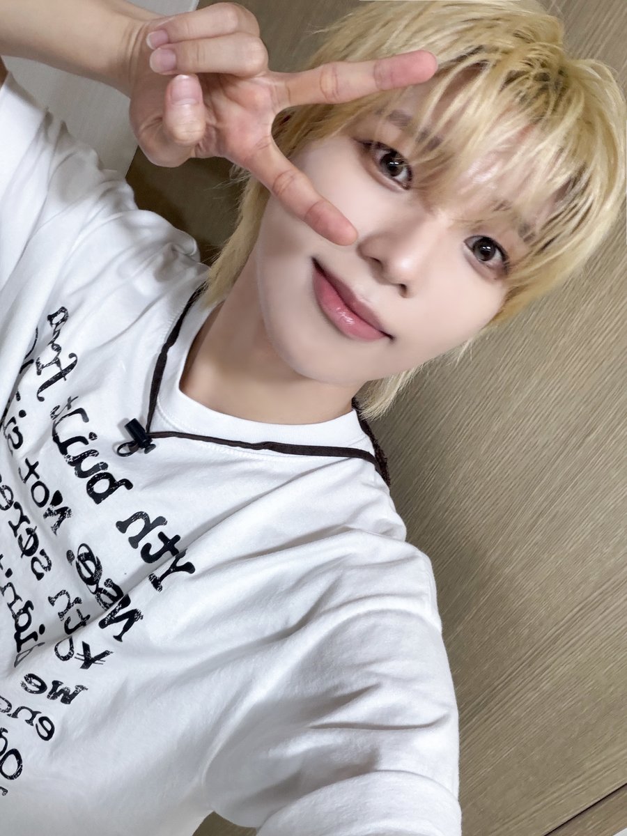nSSign_official's tweet photo. [ #도하 ] 코스모!! 벌써 3주년이에요..ㅠㅠㅠ
정말 많은 추억들을 함께 만들어줘서 너무 고마워요.
돌이켜보면 부족한 점도 많고 아쉬운 순간들도 있었지만 그럴 때마다 늘 곁에서 함께해줘서 더 고마운 마음이 커요
앞으로는 지금보다 더 좋은 모습 더 많이 웃게 해주는 사람이 될 수 있도록 노력할게요!
3주년 너무 감사합니돠ㅠㅠ💜💜

#nSSign #엔싸인 #エンサイン #DOHA
#Happy_nSSign_day
#nSSign_3rd_Anniversary