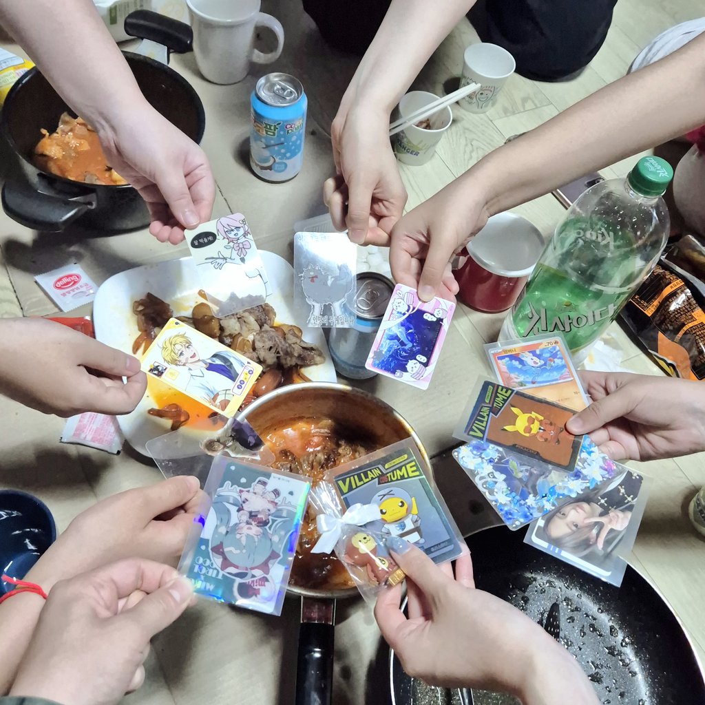 hache_hero's tweet photo. #성세대학교_여름엠티살인사건
#성세믿으세요

( ﾟ∀ﾟ)人(ﾟ∀ﾟ )
재 밌 었 다 https://t.co/wbboR6XbmH