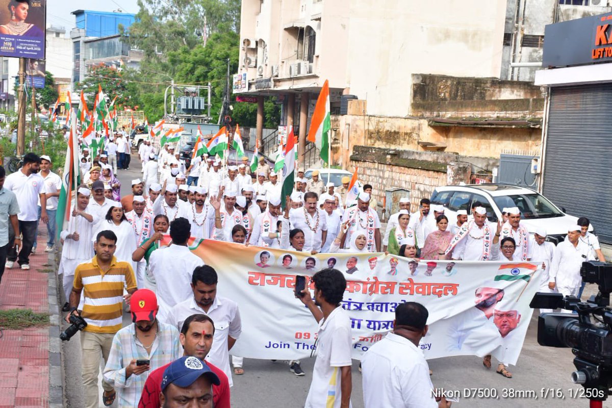 CongressSevadal's tweet photo. 📍 जयपुर | लोकतंत्र बचाओ तिरंगा यात्रा 🇮🇳

अगस्त क्रांति दिवस पर प्रदेश कांग्रेस मुख्यालय से शहीद स्मारक तक ‘लोकतंत्र बचाओ तिरंगा यात्रा’ निकाली गई, जिसका नेतृत्व राजस्थान विधानसभा के नेता प्रतिपक्ष श्री टीकाराम जूली जी ने किया।

शहीद स्मारक पर अमर शहीदों को श्रद्धांजलि अर्पित कर कांग्रेस सेवादल ने गार्ड ऑफ ऑनर के साथ यात्रा का समापन किया।

तिरंगा हमारी आन, बान और शान है—लोकतंत्र की रक्षा हमारा संकल्प है। 🇮🇳✊

#लोकतंत्र_बचाओ_तिरंगा_यात्रा