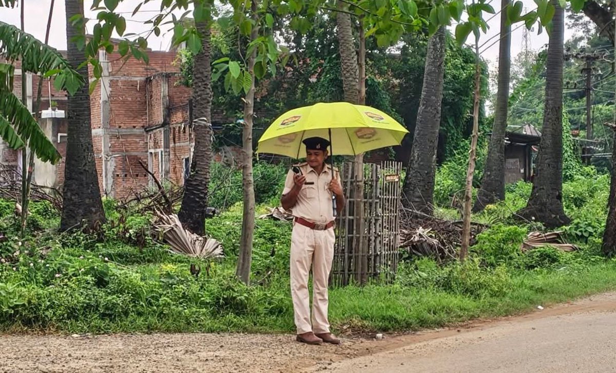 JournalistAhsa1's tweet photo. धूप हो या बरसात बोल बम का सेवा के लिए alway तैयार 
बांका पुलिस टीम 
@BANKA_POLICE @DmBanka @bihar_police https://t.co/CF9j7yIT6U