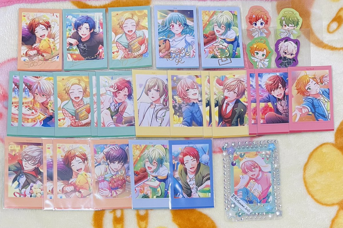 kaname_bub's tweet photo. オンエア！ 7周年 Anniversary Store フォト風カード フォトカ ステッカー 交換 譲渡

[譲] 画像参照

[求] 同異種冠嵐真 > 100円+送料

◎7周年特典最優先ですが割となんでも検討致します
◎初回の方はプロカ確認お願い致します

郵送又はプロフ記載日手渡し https://t.co/5CZbTf2Kdc