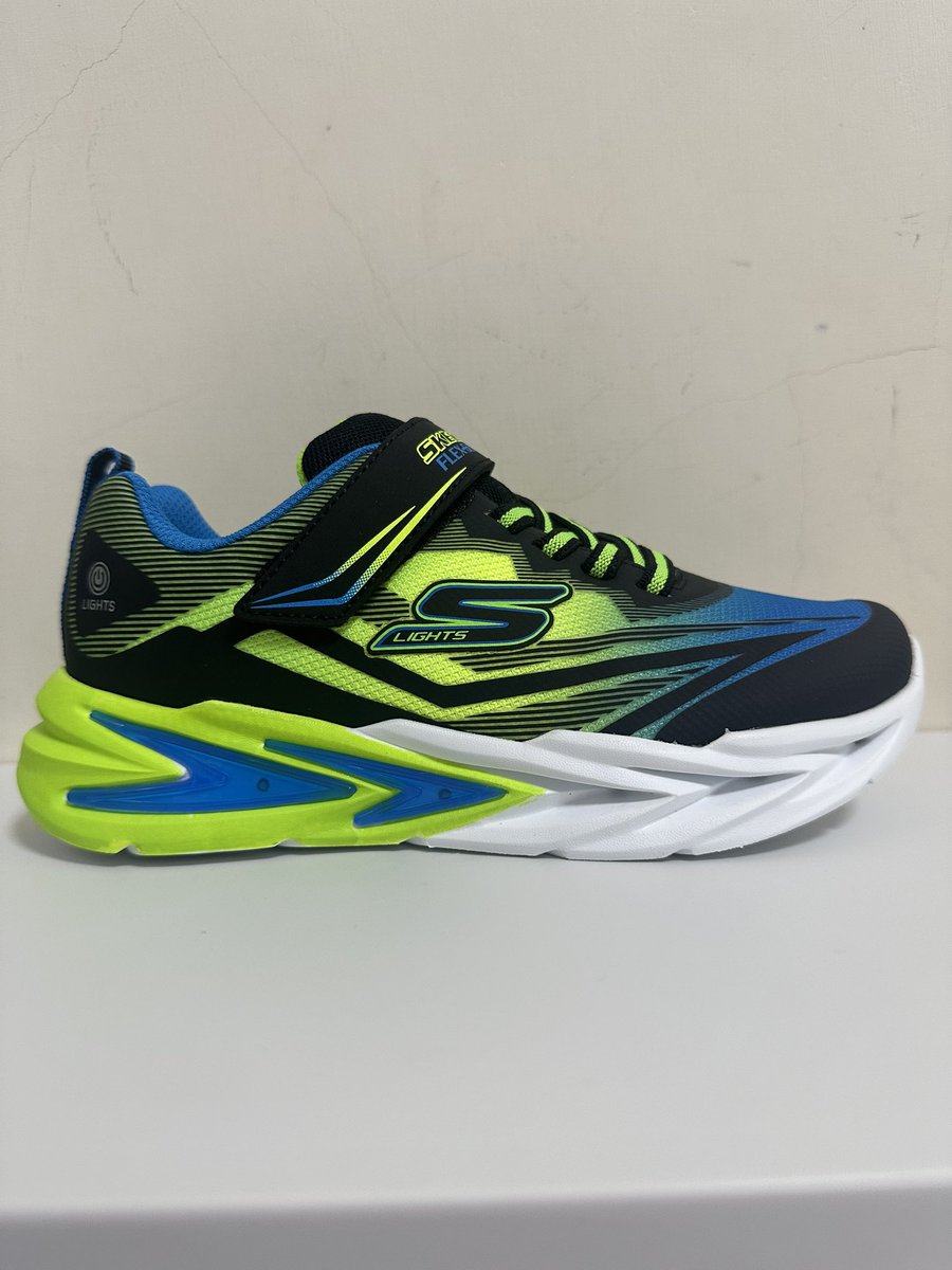 lioyfn7's tweet photo. #男童鞋 #SKECHERS童鞋
 螢光藍和螢光綠的活潑配色，光是用看的就覺得充滿活力。😝

這雙完全拿捏了小男孩的心，穿上後連走路都變得超有自信！✨ https://t.co/EPoYrH9j14