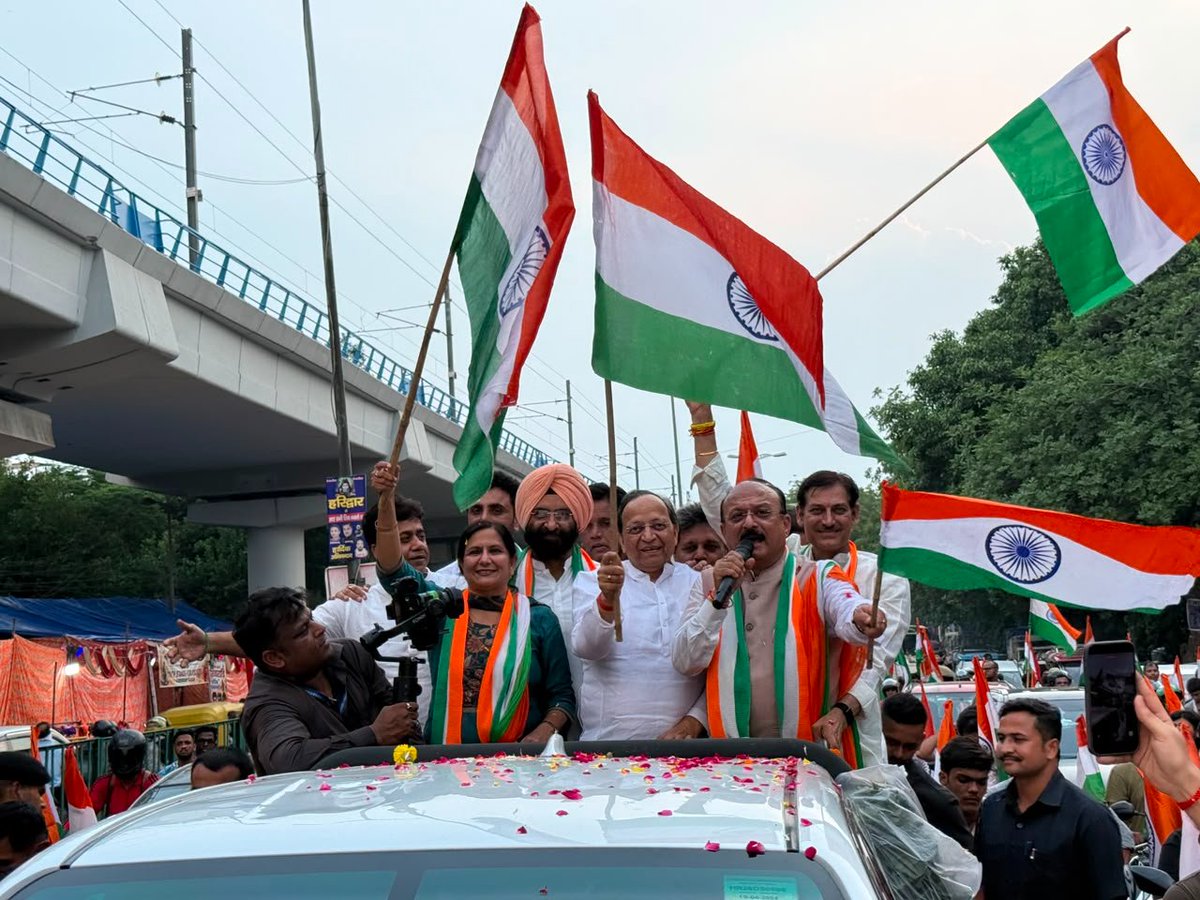 BJP4Delhi's tweet photo. भाजपा के राष्ट्रीय महामंत्री श्री @ArunSinghbjp एवं सांसद श्रीमती @kjsehrawat के नेतृत्व में पश्चिम जिला भाजपा कार्यकर्ताओं ने तिरंगा यात्रा निकाली। इस अवसर पर दिल्ली सरकार में मंत्री सरदार @mssirsa एवं श्री @ashishsood_bjp उपस्थित रहे।

#HarGharTiranga https://t.co/WzCSEuPFME