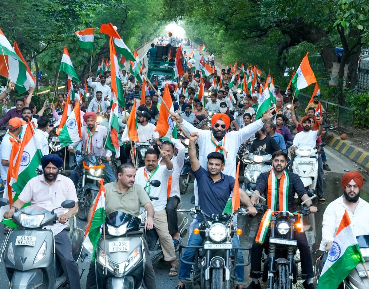 BJP4Delhi's tweet photo. भाजपा के राष्ट्रीय महामंत्री श्री @ArunSinghbjp एवं सांसद श्रीमती @kjsehrawat के नेतृत्व में पश्चिम जिला भाजपा कार्यकर्ताओं ने तिरंगा यात्रा निकाली। इस अवसर पर दिल्ली सरकार में मंत्री सरदार @mssirsa एवं श्री @ashishsood_bjp उपस्थित रहे।

#HarGharTiranga https://t.co/WzCSEuPFME