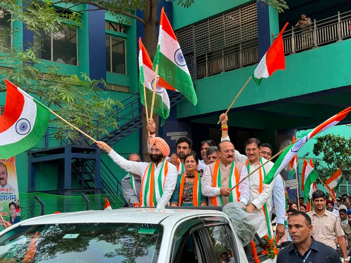 BJP4Delhi's tweet photo. भाजपा के राष्ट्रीय महामंत्री श्री @ArunSinghbjp एवं सांसद श्रीमती @kjsehrawat के नेतृत्व में पश्चिम जिला भाजपा कार्यकर्ताओं ने तिरंगा यात्रा निकाली। इस अवसर पर दिल्ली सरकार में मंत्री सरदार @mssirsa एवं श्री @ashishsood_bjp उपस्थित रहे।

#HarGharTiranga https://t.co/WzCSEuPFME