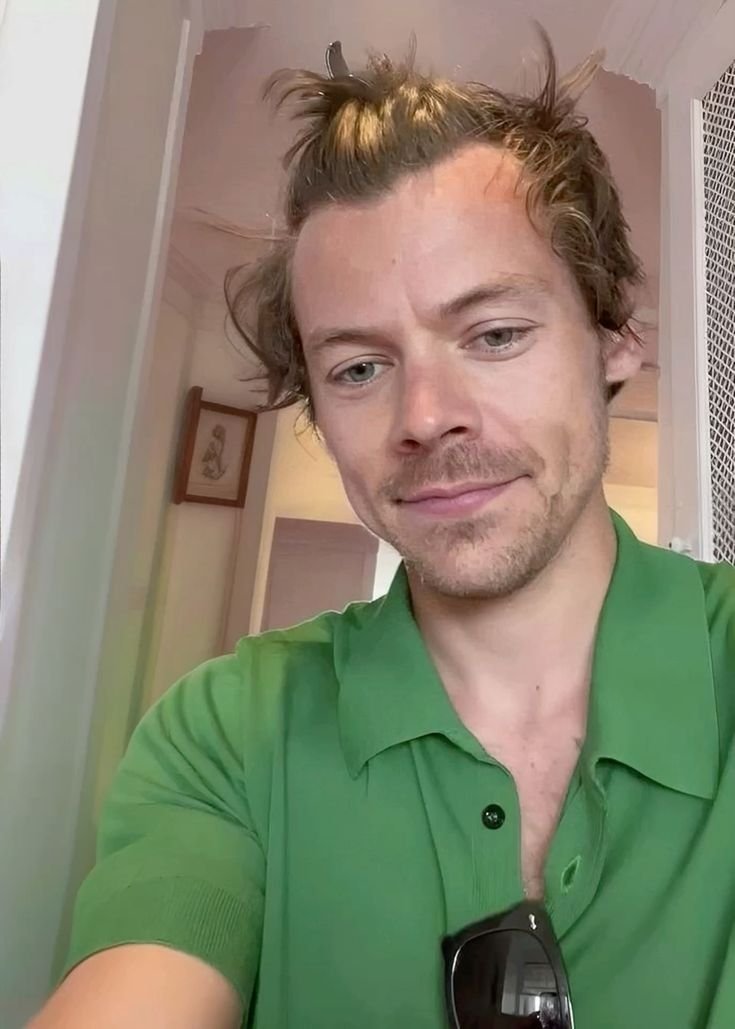 louiswst_'s tweet photo. feliz dia dos pais pro meu papai ele é um esquisito mas eu amo ele 💞 https://t.co/kjOoFEEPWl