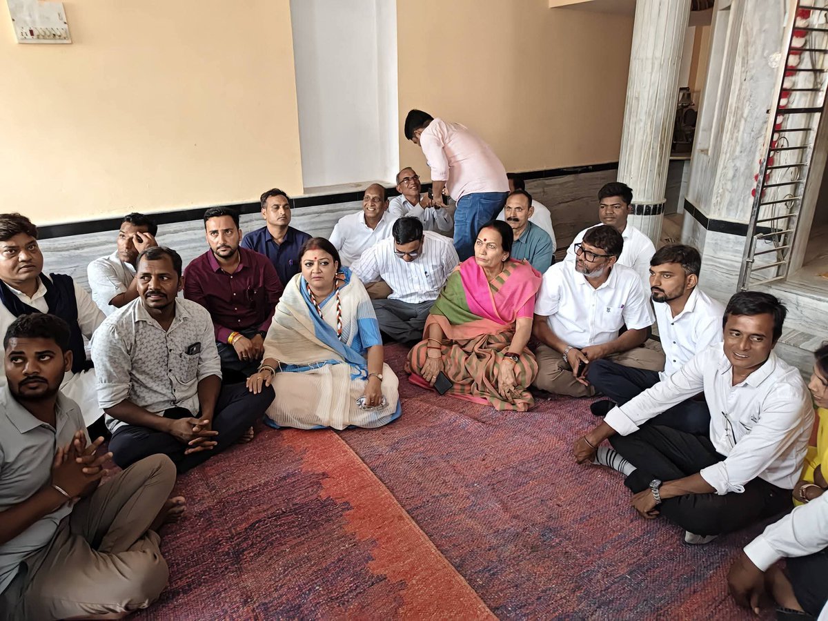Newspointmedia_'s tweet photo. राजस्थान प्रदेश कांग्रेस कमेटी अनुसूचित जाति विभाग कि चैयरमैन पूर्व कैबिनेट मंत्री ममता भुपेश आज नागौर के डांगावास पहुँचकर पीड़ित परिजनों से मुलाकात करी। https://t.co/rVaxlOErhh