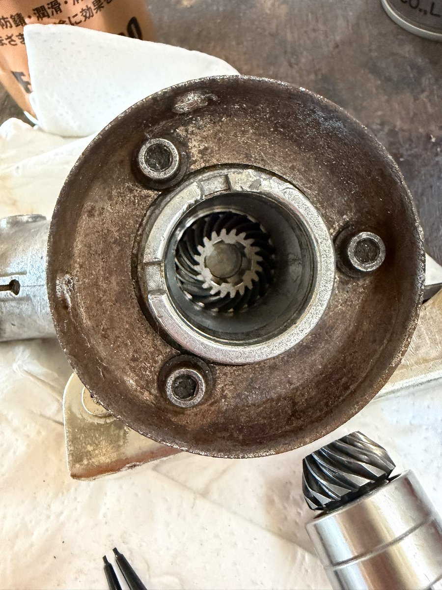 7o2ky's tweet photo. 草刈機のヘッドの分解整備、治具をつくってベアリングを抜いてどうにか終わった。
が、遠心クラッチのベアリングの組み立て順を間違ってしまいプーラーで抜いたので破損(?)。再発注です。
まあ、一応組んだので明日草刈ます。 https://t.co/52EwaJ4BK5