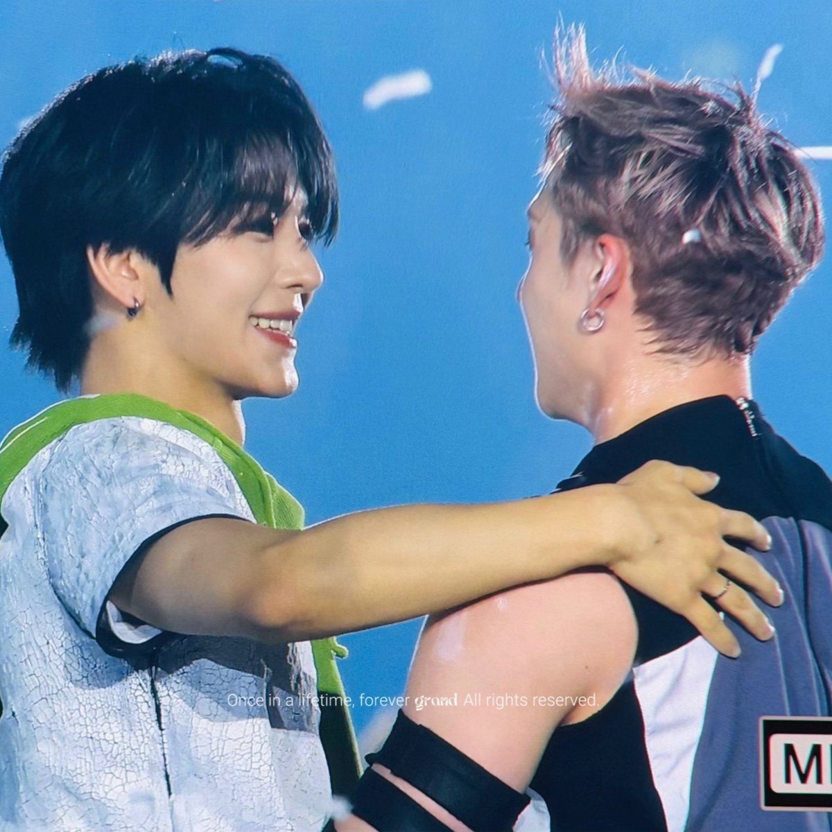 gnabnahcpics's tweet photo. PICS OF CHAN HUGGING XINLONG 😭😭😭 THEY'RE SO CUTE https://t.co/mblZyoWESL