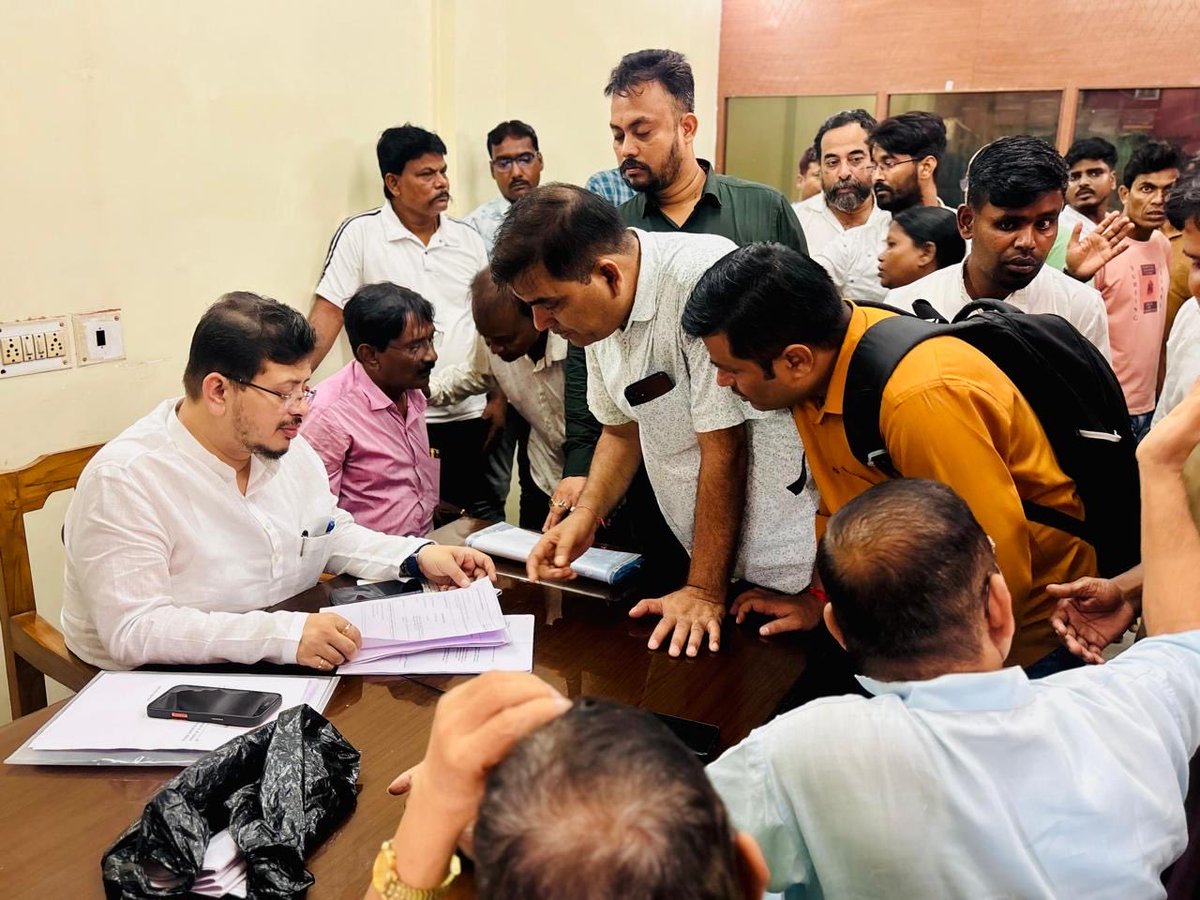 RitabrataBanerj's tweet photo. At the MLA office in Uluberia with my Leader Abbasuddin Khan. 
Discussed some pertinent issues related to Uluberia Purba AC with our workers and common people. @Official_AITC https://t.co/i9hYWvznA2