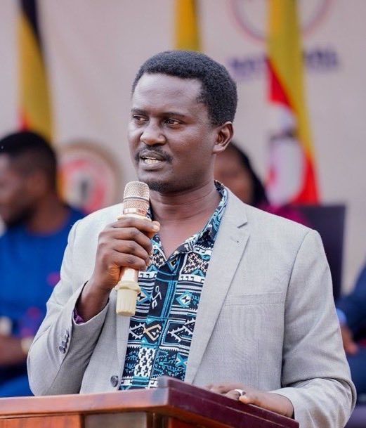FredShaka's tweet photo. This man, I heard he is a professor, the most intolerant professor I have ever seen. He blocked most of us, claiming that we are fools just because we don’t believe in his cult leader. Now, he is here saying he needs us, or else he will be sent to jail.😂🤦🏾‍♂️

Ojakulima Osaga!!! https://t.co/AZRHLBHQEY