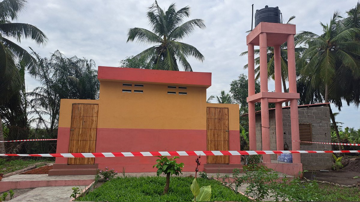 CommuneLacs1's tweet photo. La mairie des Lacs 1 a remis le vendredi 7 août, une nouvelle latrine publique moderne aux habitants d'Azo-Condji à Aného. L'ouvrage a été financé par Lomé Container Terminal (LCT) dans le cadre de ses responsabilités societales. 

https://t.co/jzHRi1KIkG
#Togo #Aného https://t.co/EGByUdDrJ7