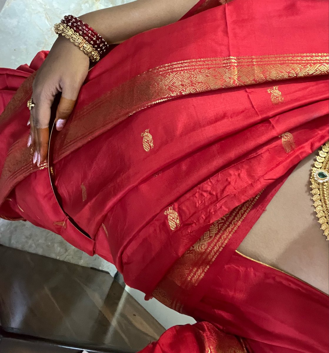 rangammmaaa's tweet photo. my first red saree everrrrr 
i was having a moment all day 😭❤️ https://t.co/tiIXoE3Qnl