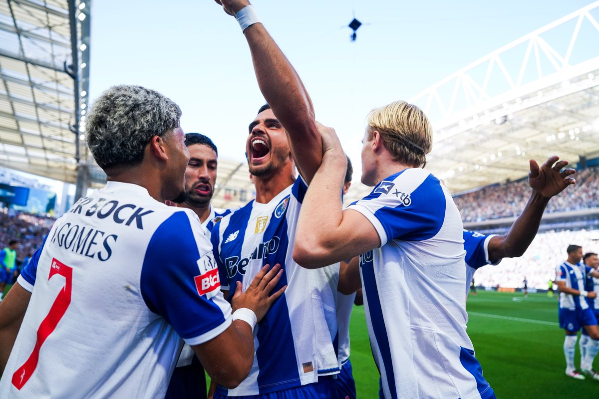FCPorto's tweet photo. He's back.

#FCPFCA https://t.co/UV9z5g7Vve