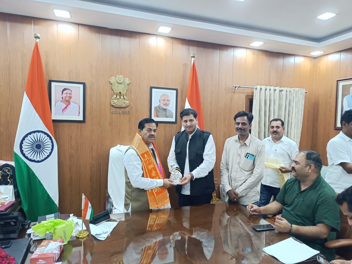 pawan8315's tweet photo. कल केंद्रीय राज्य मंत्री माननीय श्री B.L.verma जी से उनके आवास पर मुलाक़ात हुई 🙏 https://t.co/DvRiUHr9nC