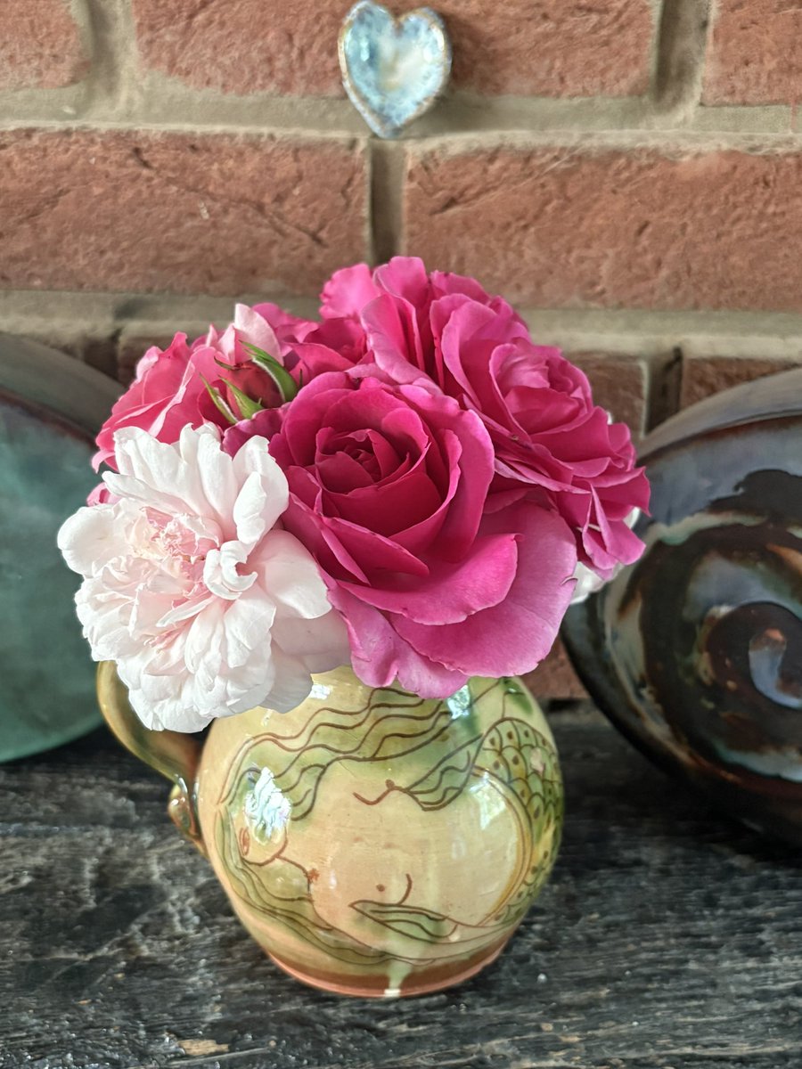 papaver's tweet photo. Roses for the lounge #roses #cutroses #myroses #mygarden #favouritevase https://t.co/1QKZLg9lYD