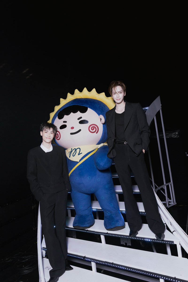 jummo__gmmtv's tweet photo. จูม้าคโม่ร้ากทู้กคนจากหัวจัยคับบบ ขอบคุนสำหรับฉามวัน และทู้กฟามรักโอบอุ่นนน💛💙🌞🌛
#JuniorMarkConcertD3
#JUMMO @jnnrrs @Markjrtn https://t.co/ndTtGrzZS3