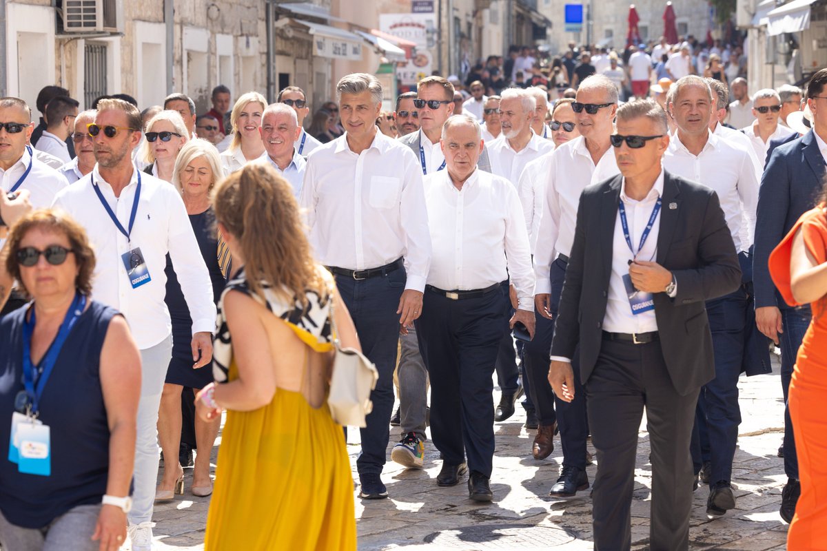 HDZ_HR's tweet photo. ✅ Dobra vijest iz #Sinj: Od utorka niže cijene svih naftnih derivata!
✔️ Benzin će bit će jeftiniji 6 centi po litri, dizel 4, plavi dizel 3, a ukapljeni naftni plin čak 8 - i u spremnicima i u bocama. 5 derivata - 5 pojeftinjenja! !
⬅️ Premijer @AndrejPlenkovic ➡️
✅ Odluku o novim cijenama donijet ćemo ujutro na 📞#sjednicaVRH, a uvodimo i jednu veliku novost: više nećemo ograničavati cijene goriva i #UNP na dvotjednoj, nego na tjednoj bazi.
✔️ I ta će promjena donijeti koristi našim vozačima i 🇭🇷 gospodarstvu.