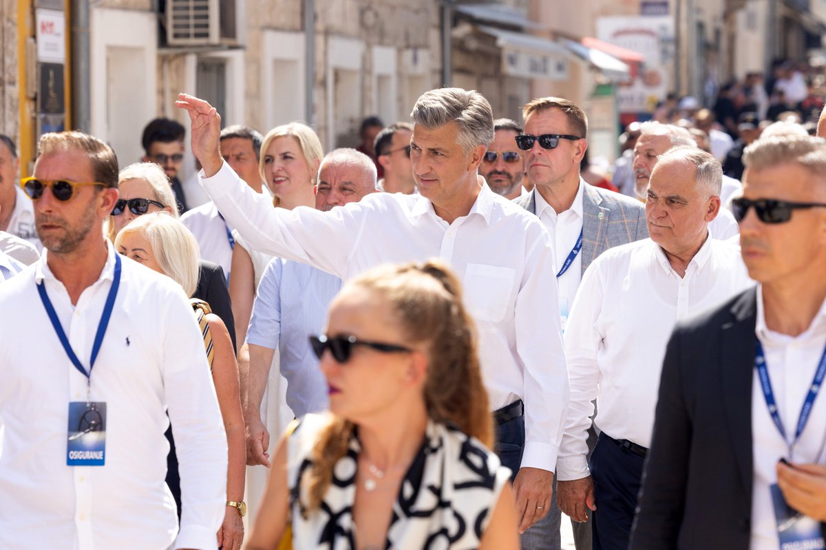 HDZ_HR's tweet photo. ✅ Dobra vijest iz #Sinj: Od utorka niže cijene svih naftnih derivata!
✔️ Benzin će bit će jeftiniji 6 centi po litri, dizel 4, plavi dizel 3, a ukapljeni naftni plin čak 8 - i u spremnicima i u bocama. 5 derivata - 5 pojeftinjenja! !
⬅️ Premijer @AndrejPlenkovic ➡️
✅ Odluku o novim cijenama donijet ćemo ujutro na 📞#sjednicaVRH, a uvodimo i jednu veliku novost: više nećemo ograničavati cijene goriva i #UNP na dvotjednoj, nego na tjednoj bazi.
✔️ I ta će promjena donijeti koristi našim vozačima i 🇭🇷 gospodarstvu.