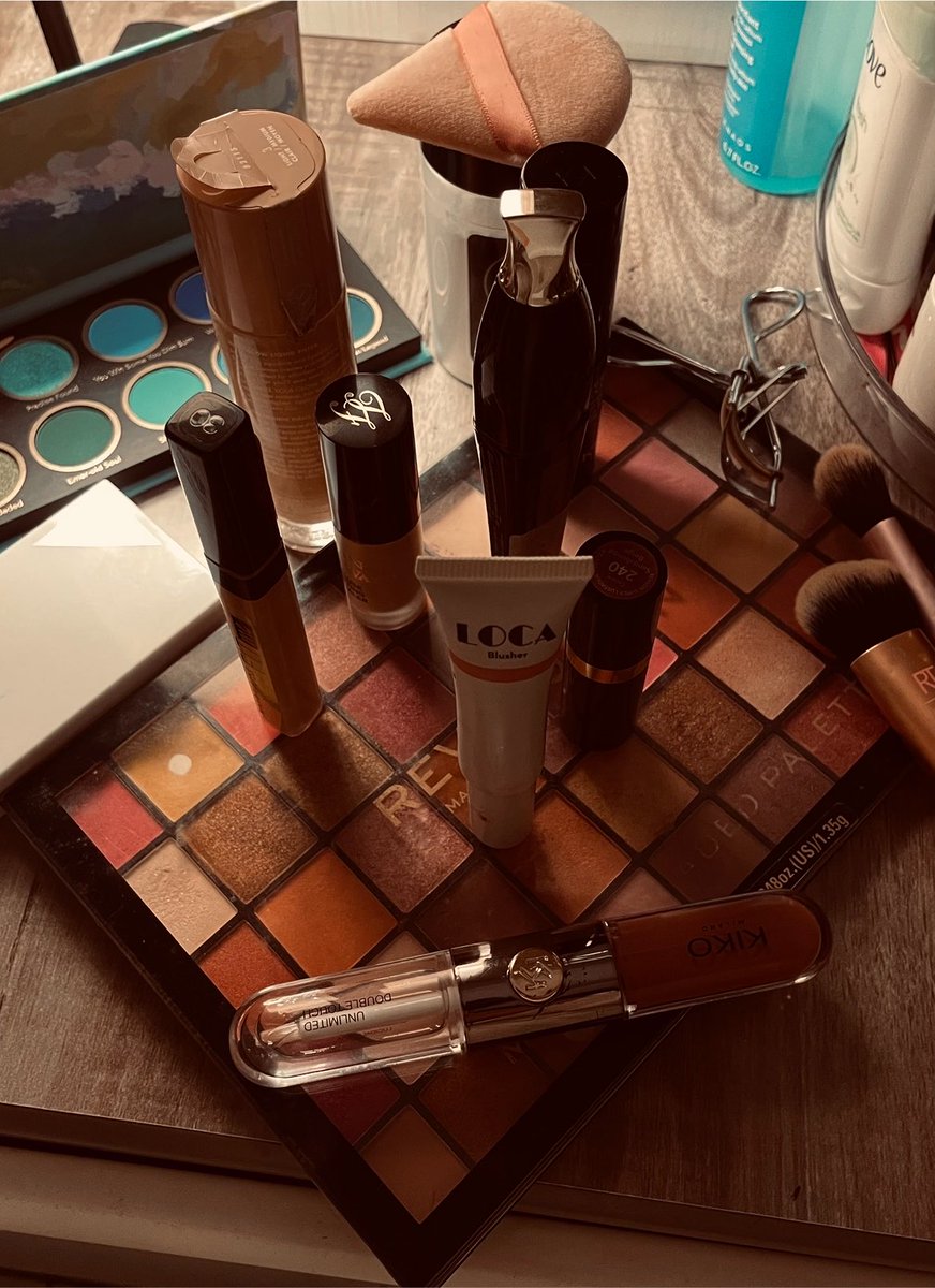 nu2d8vh's tweet photo. I love makeup https://t.co/fr2Qq4Sdle