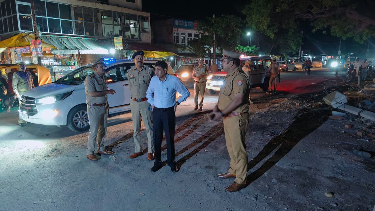 unnaopolice's tweet photo. श्रावण मास व कांवड़ यात्रा को दृष्टिगत रखते हुए आज दिनांक 09.08.2026 को वरिष्ठ पुलिस अधीक्षक उन्नाव एवं अपर पुलिस अधीक्षक उत्तरी द्वारा थाना माखी क्षेत्रांतर्गत चंकलवंशी चौराहे पर कांवड़ यात्रा रूट का निरीक्षण किया गया तथा संबन्धित को आवश्यक दिशा निर्देश दिये गये। #UPPolice https://t.co/yiKxmRXYWy
