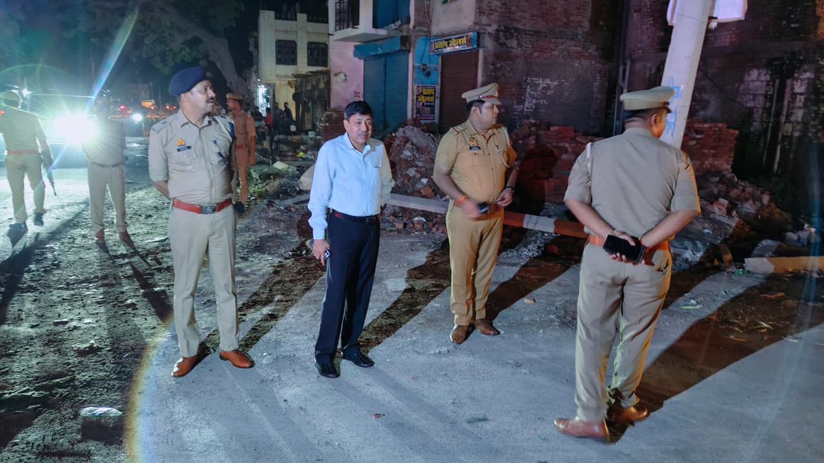 unnaopolice's tweet photo. श्रावण मास व कांवड़ यात्रा को दृष्टिगत रखते हुए आज दिनांक 09.08.2026 को वरिष्ठ पुलिस अधीक्षक उन्नाव एवं अपर पुलिस अधीक्षक उत्तरी द्वारा थाना माखी क्षेत्रांतर्गत चंकलवंशी चौराहे पर कांवड़ यात्रा रूट का निरीक्षण किया गया तथा संबन्धित को आवश्यक दिशा निर्देश दिये गये। #UPPolice https://t.co/yiKxmRXYWy